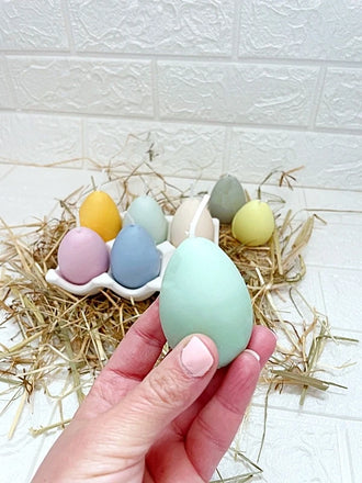 Velas de Pascua huevos de colores con huevera vela artesanal de cera de soja candela rosa tienda de velas españa 