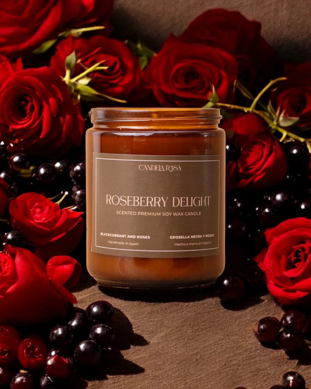 Roseberry delight vela aromática premium grosella negra y rosas en tarro ámbar con tapa de aluminio candela rosa velas de lujo velas aromáticas lujosas luxury artisan candle soy wax velas veganas velas perfumadas tienda de velas vela relajante vela que huele bien españa