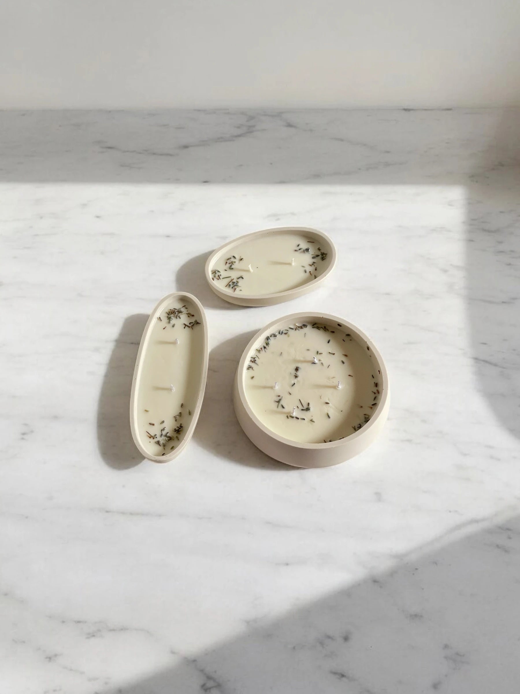 elegantes velas aromáticas en recipientes sostenibles