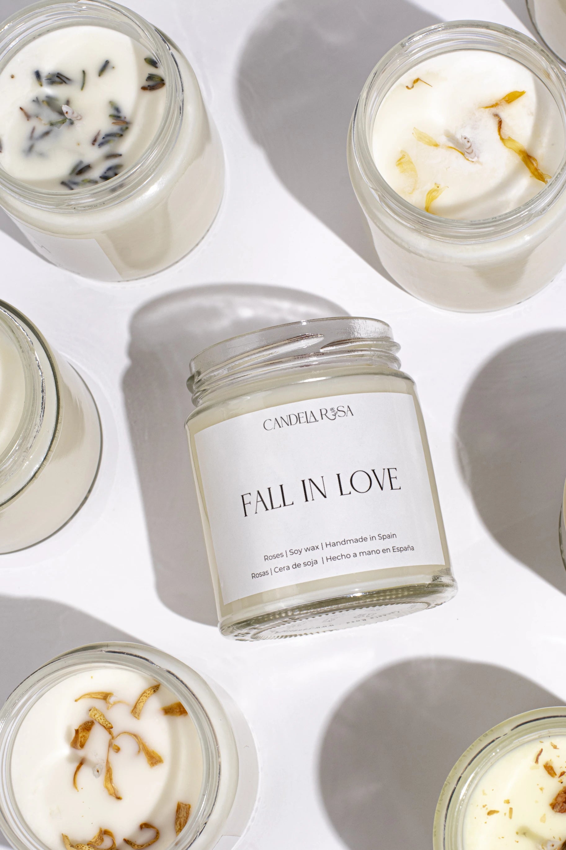 vela aroma a rosas, vela de cera de soja y coco , fall in love , vela aromática premium en tarro vidrio con tapa candela rosa velas de lujo velas aromáticas lujosas luxury artisan candle soy wax velas veganas velas perfumadas tienda de velas vela que huele bien españa