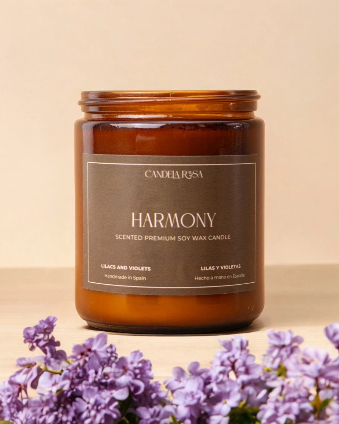 harmony vela aromática premium violetas y lilas en tarro ámbar con tapa de aluminio candela rosa velas de lujo velas aromáticas lujosas luxury artisan candle soy wax velas veganas velas perfumadas tienda de velas vela relajante vela que huele bien españa 