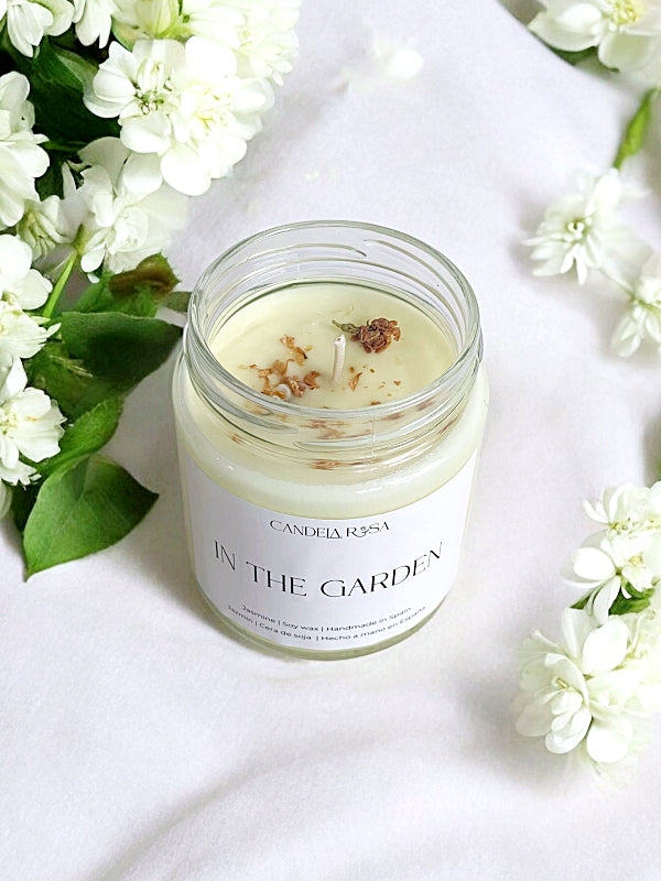 in the garden vela de jazmin vela aromática de lujo velas de cera vegetal  velas de cera de soja y cera de coco tarro vidrio candela rosa velas de lujo velas aromáticas lujosas luxury artisan candle soy wax velas veganas velas perfumadas tienda de velas vela que huele bien españa