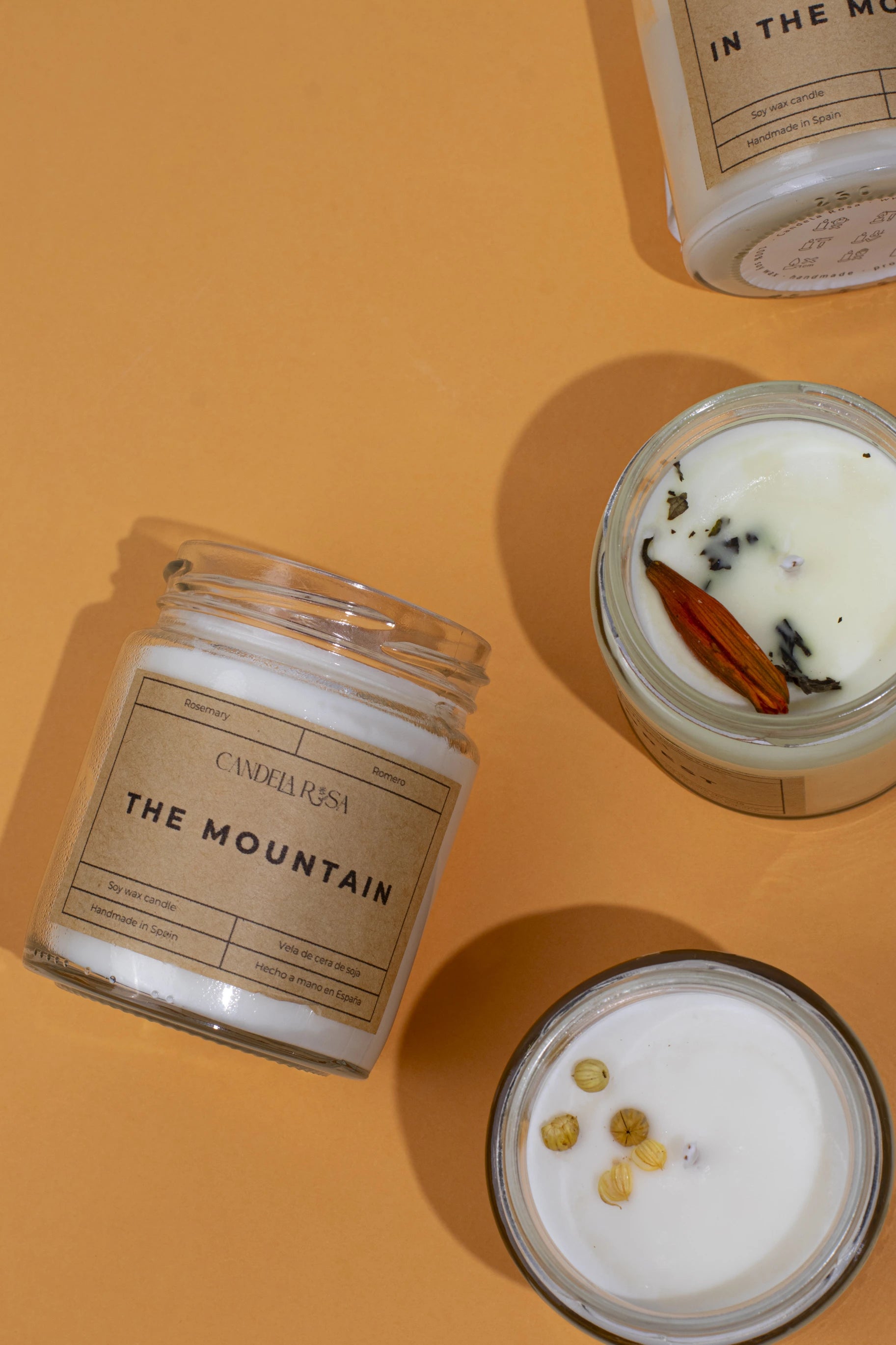 the mountain vela de lujo aroma a romero vela aromática de lujo velas de cera vegetal  velas de cera de soja y cera de coco tarro vidrio candela rosa velas de lujo velas aromáticas lujosas luxury artisan candle soy wax velas veganas velas perfumadas tienda de velas vela que huele bien españa velas rústicas velas kraft