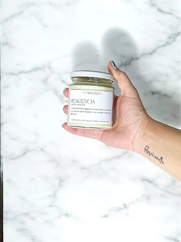 Resiliencia: vela aromática reconfortante artesanal de sándalo y jazmín
