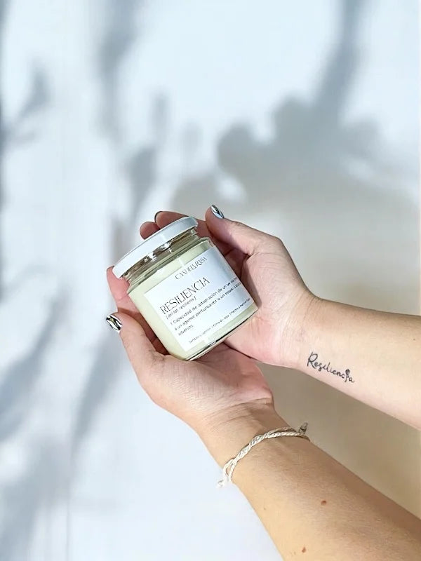 Resiliencia: vela aromática reconfortante artesanal de sándalo y jazmín